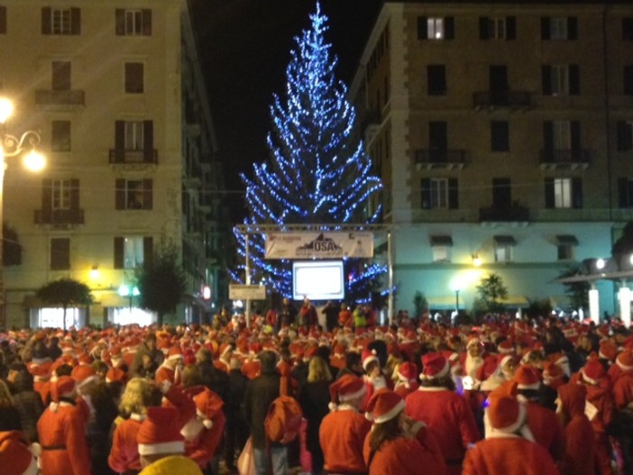 Mille Babbo Natale ieri sera nelle vie del centro storico