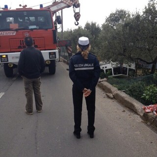 Ceriale, ubriaco al volante ribalta la macchina in una fascia