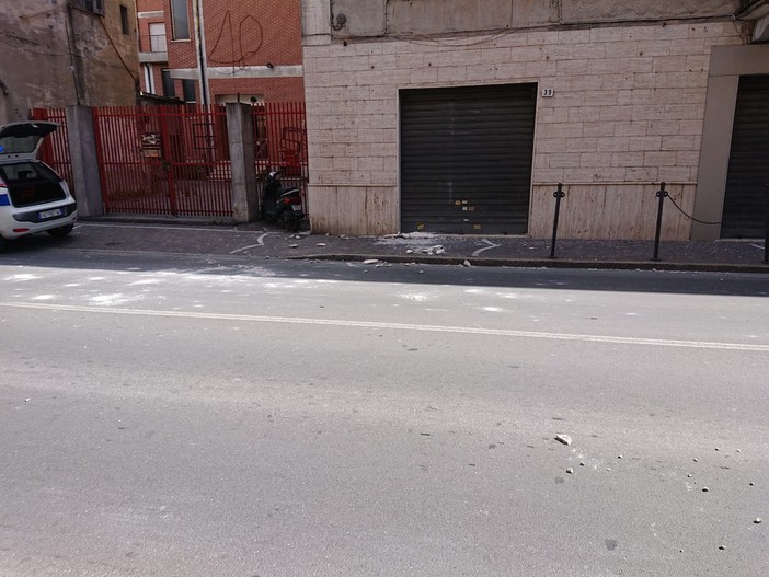 Albenga: caduta calcinacci in via Genova