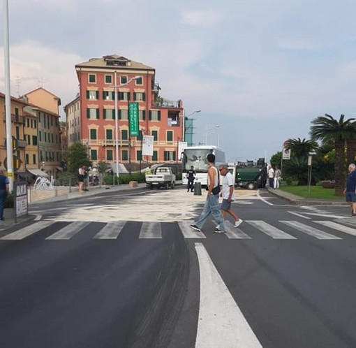 Camion perde olio su un tratto di Aurelia a Varazze: chiuso momentaneamente il traffico (FOTO)