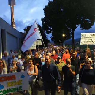 Andora, cittadini in strada nella "via crucis" dell'acqua pubblica: pronta una richiesta di moratoria delle bollette (FOTO e VIDEO)