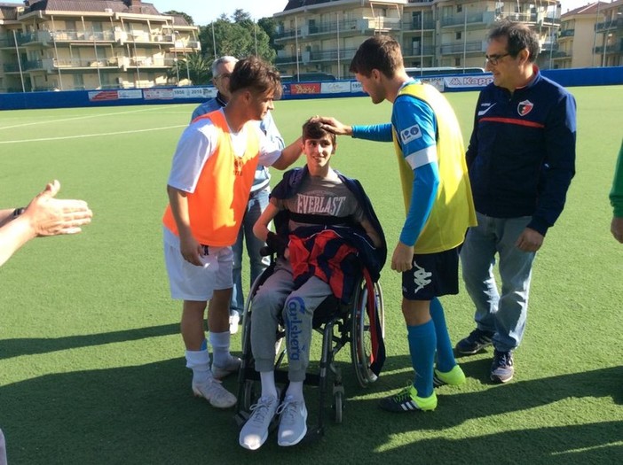 Pietra-Vado nel segno di Marco Centino. I rossoblu hanno regalato la propria maglia al giocatore biancazzurro Pietra-Vado nel segno di Marco Centino. I rossoblu hanno regalato la propria maglia al giocatore biancazzurro