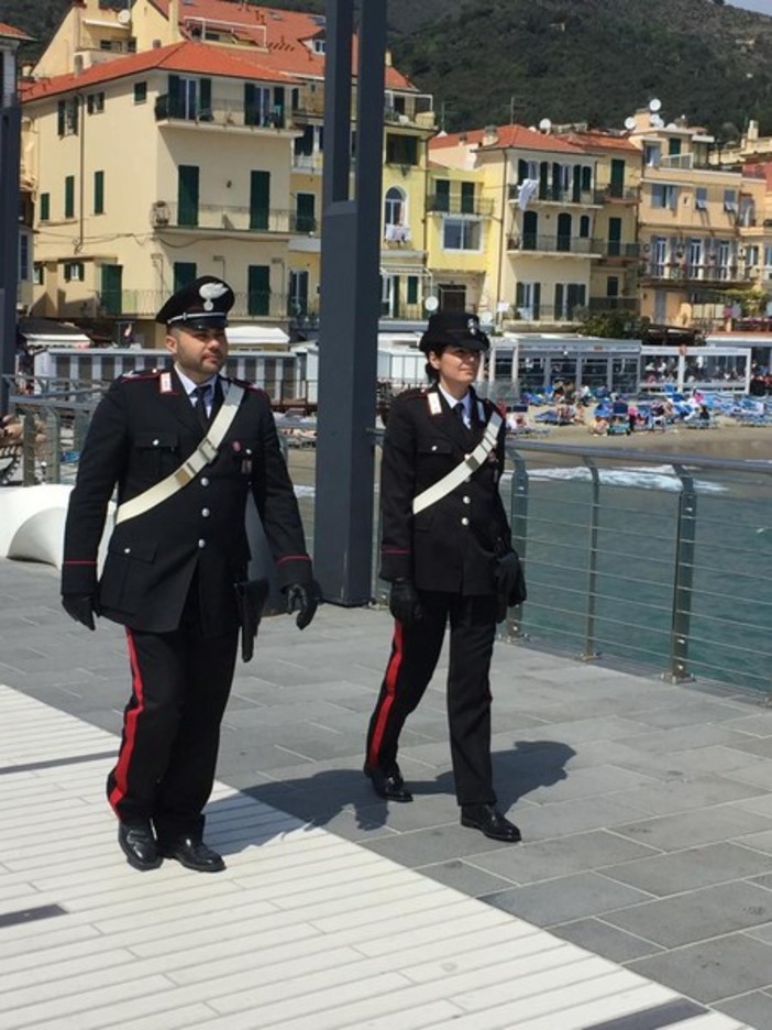 Alassio, 'pattuglione' dei carabinieri durante le feste pasquali: 250 persone identificate, 200 mezzi controllati e 5 patenti ritirate Alassio, 'pattuglione' dei carabinieri durante le feste pasquali: 250 persone identificate, 200 mezzi controllati e 5 patenti ritirate