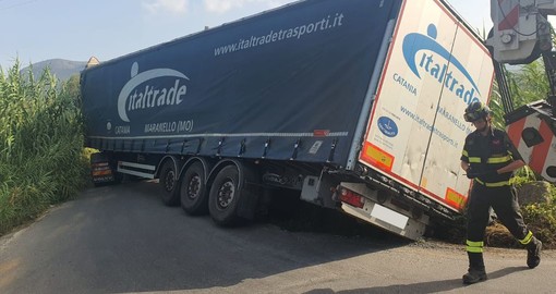 Albenga, camion in bilico nella strada per Cenesi: intervengono i Vigili del fuoco Albenga, camion in bilico nella strada per Cenesi: intervengono i Vigili del fuoco