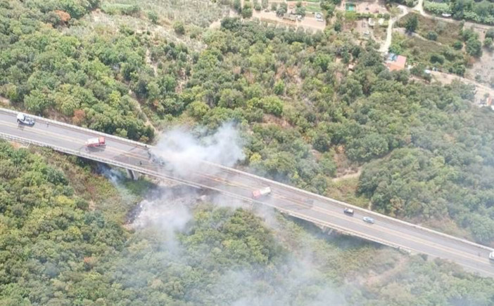 Camion carico di carta in fiamme sull'autostrada A6: temporaneamente chiusa la tratta Savona-Altare
