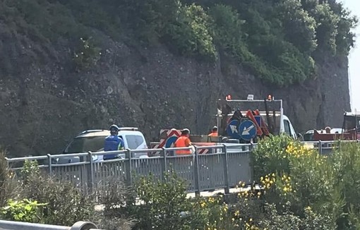 Celle, mezzo pesante perde il carico sull'Aurelia: intervento di Anas e della polizia locale Celle, mezzo pesante perde il carico sull'Aurelia: intervento di Anas e della polizia locale