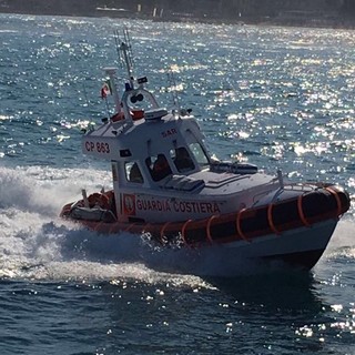 La Guardia Costiera soccorre due pescatori sportivi a largo di Savona