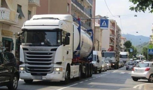 Mezzi pesanti nei centri abitati da Albisola a Savona, Garbarini: "Il problema del traffico va risolto senza se e senza ma"