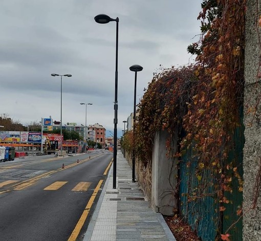 Cantiere di via Nizza a Savona, marciapiede ostruito da due lampioni: le proteste dei cittadini Cantiere di via Nizza a Savona, marciapiede ostruito da due lampioni: le proteste dei cittadini