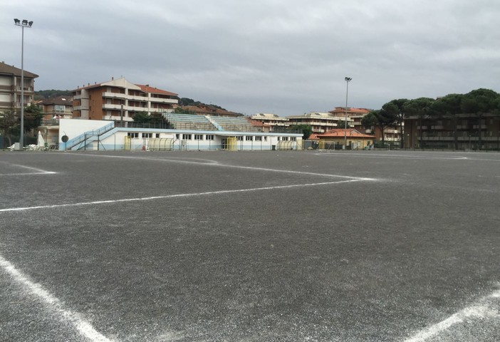Andora, un manto in erba sintetica per il campo da calcio di via Marco Polo