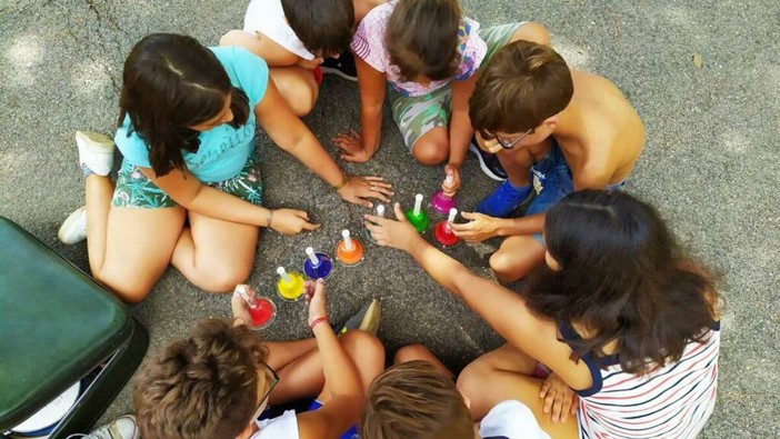 Laigueglia, arriva il taxi per i piccoli del campo solare: "Così li proteggiamo dal caldo" Laigueglia, arriva il taxi per i piccoli del campo solare: "Così li proteggiamo dal caldo"