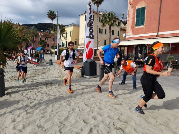 Un successo il trail &quot;Tra mare e cielo&quot; di Laigueglia, 300 atleti alla corsa sulla spiaggia