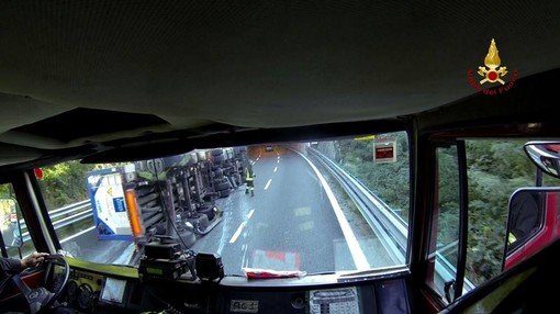 Aggiornamento Cisterna ribaltata in autostrada, intervento dei Vigili del Fuoco in corso, traffico procede su due corsie (FOTO) Aggiornamento Cisterna ribaltata in autostrada, intervento dei Vigili del Fuoco in corso, traffico procede su due corsie (FOTO)