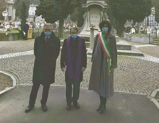 Savona non dimentica le vittime del Covid: un minuto di silenzio nel cimitero monumentale (FOTO)