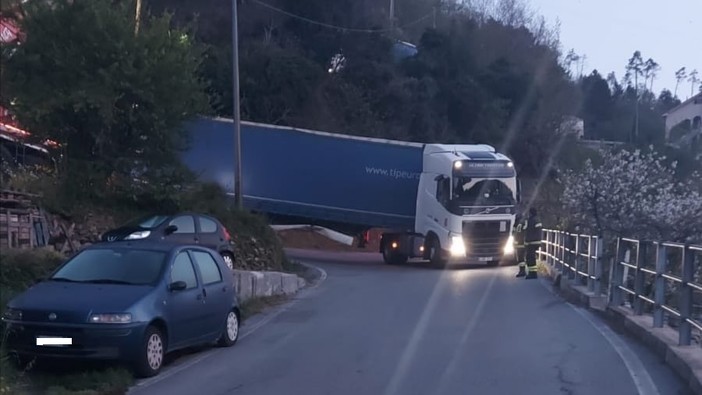 Autostrada chiusa, tir sulle provinciali: tre rimangono bloccati a Orco Feglino (FOTO) Autostrada chiusa, tir sulle provinciali: tre rimangono bloccati a Orco Feglino (FOTO)