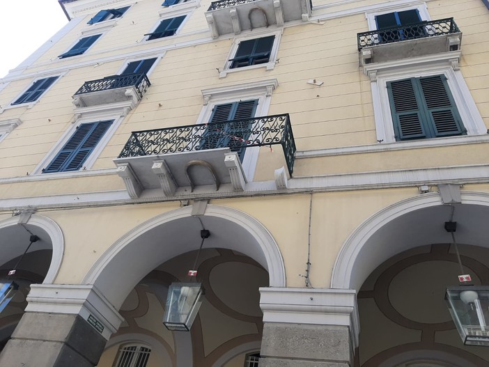 Savona, crolla una parte di un balcone in via Paleocapa (FOTO)