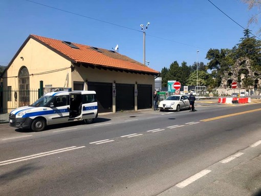 Albisola, controlli della polizia locale all'uscita del casello e sulla strada provinciale (FOTO)