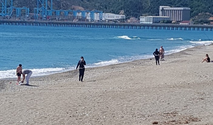 Savona, nonostante il bel tempo sulle spiagge libere vincono i controlli (FOTO e VIDEO) Savona, nonostante il bel tempo sulle spiagge libere vincono i controlli (FOTO e VIDEO)