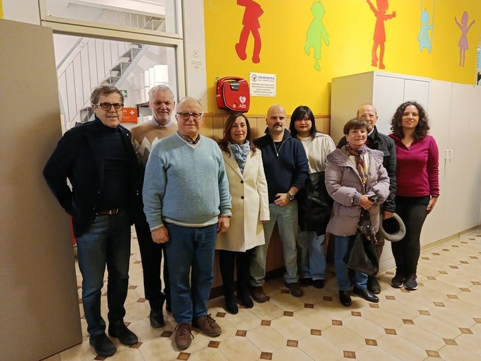 La Polisportiva del Finale investe sulla sicurezza, anche nelle scuole: donato al plesso di Calvisio un nuovo defibrillatore