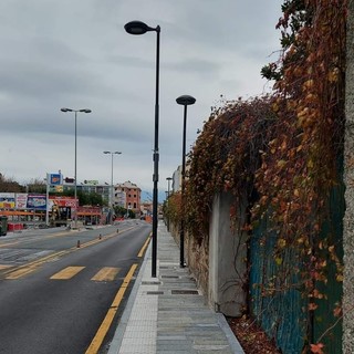 Cantiere di via Nizza a Savona, marciapiede ostruito da due lampioni: le proteste dei cittadini