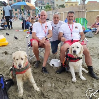 Salvano due bambini e il papà in mare:  ad Albissola tempestivi i cani eroi Yuma e Max