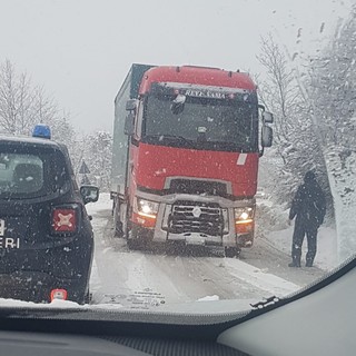 Neve in Val Bormida, tir intraversato sulla Sp 42 (FOTO)