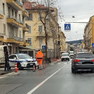 Albisola, si rompe un tubo della fogna in corso Ferrari: polizia locale sul posto