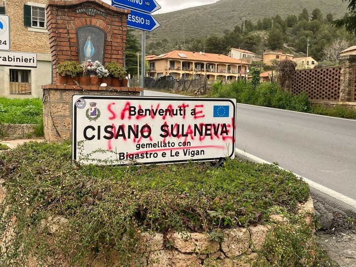Cisano, trattamento sanitario obbligatorio: sarebbe il vandalo che ha imbrattato i muri del paese