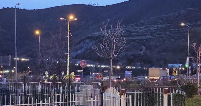 A10 chiusa tra Borghetto e Pietra, una donna con due bambini: "Sento un ticchettio nella mia auto, è una bomba"