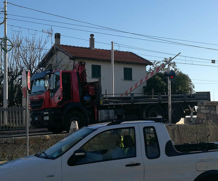 Camion si blocca sul passaggio a livello tra Loano e Pietra Ligure Camion si blocca sul passaggio a livello tra Loano e Pietra Ligure