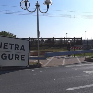 Divelto il cartello d'ingresso di Pietra Ligure sulla via Aurelia (FOTO)