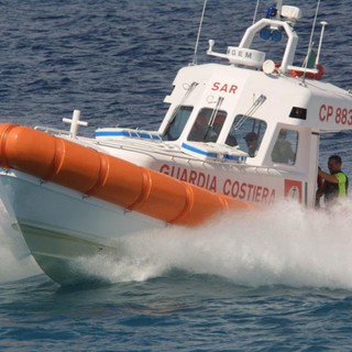 Recuperato dalla Guardia costiera un gozzo semi affondato davanti ad Albissola
