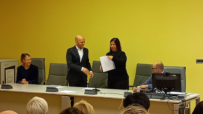 La dottoressa Cirone riceve l'attestato La dottoressa Cirone riceve l'attestato