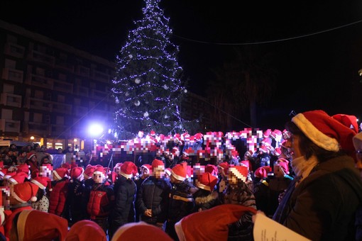 Andora apre le festività natalizie con l’accensione dell’albero e il concerto dei 300 bambini delle scuole
