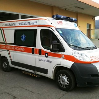 Cairo, esce di strada con l'auto e finisce in un fossato: donna in ospedale