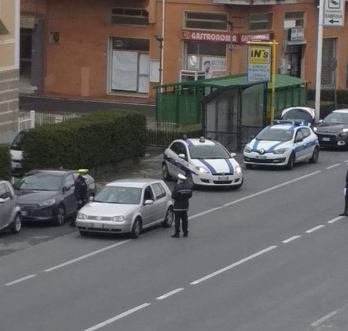 Droga a bordo della moto, tenta la fuga e colpisce due agenti: arrestato 28enne Droga a bordo della moto, tenta la fuga e colpisce due agenti: arrestato 28enne