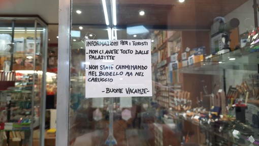 Varazze, cartello ironico per i turisti in un negozio: "Non state camminando nel budello ma nel caruggio" Varazze, cartello ironico per i turisti in un negozio: "Non state camminando nel budello ma nel caruggio"