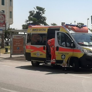 Tragedia a Savona, accusa un malore in spiaggia: anziano deceduto