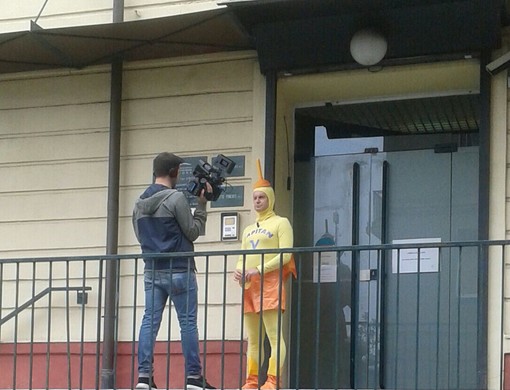 Ascensore troppo piccolo per la sedia a rotelle, prigioniera in casa a Savona: interviene "Striscia la Notizia"