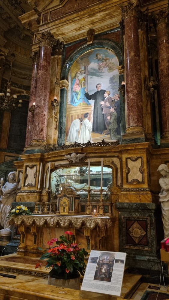 In foto cappella di don Bosco nella Basilica di Maria Ausiliatrice, a Torino