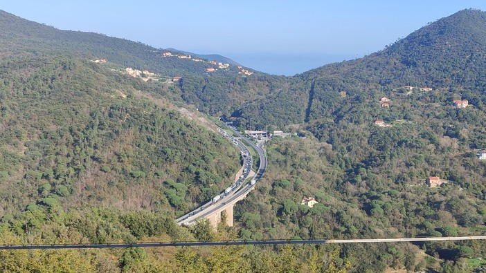 Tamponamento in A10, tra Savona e Spotorno: altro pomeriggio di code nel ponente Tamponamento in A10, tra Savona e Spotorno: altro pomeriggio di code nel ponente