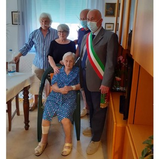 Quiliano è in festa per i 100 anni della ​signora Anna Delfino (FOTO)