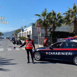 Albenga, tenta di fuggire al controllo dei Carabinieri e getta droga dall’auto: arrestato un 50enne Albenga, tenta di fuggire al controllo dei Carabinieri e getta droga dall’auto: arrestato un 50enne