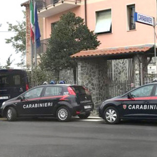 Carcare, minaccia un familiare con un coltello e si scaglia contro i Carabinieri: denunciata 23enne Carcare, minaccia un familiare con un coltello e si scaglia contro i Carabinieri: denunciata 23enne