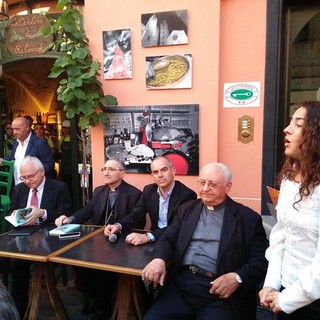 Albenga, consegnati il premio Carciofo d'Oro al Vescovo Borghetti