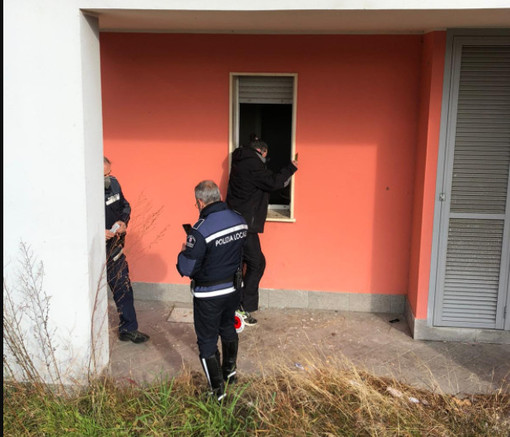Albenga: occupazione abusiva di immobile, denunciata una persona (FOTO) Albenga: occupazione abusiva di immobile, denunciata una persona (FOTO)