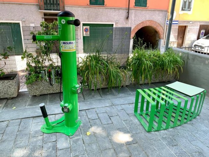 Ad Altare una colonnina per i ciclisti: si potrà riparare e ricaricare la bicicletta (FOTO)