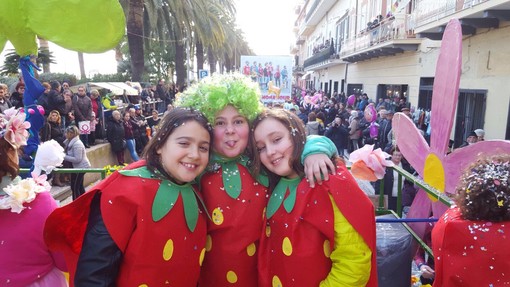 I bimbi delle Rossello conquistano il premio per il miglior costume al CarnevaLoa