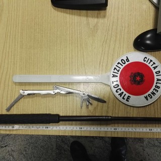 Albenga, trovato in possesso di un coltello e di un bastone ferrato: denunciato un 29enne pregiudicato