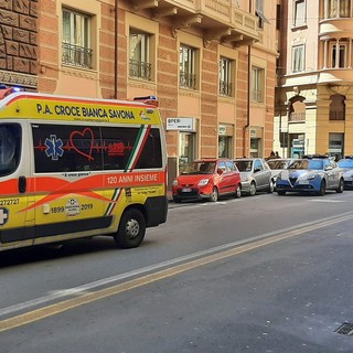 Savona, calci e pugni in via dei Vegerio: escoriazioni e trauma facciale per una donna